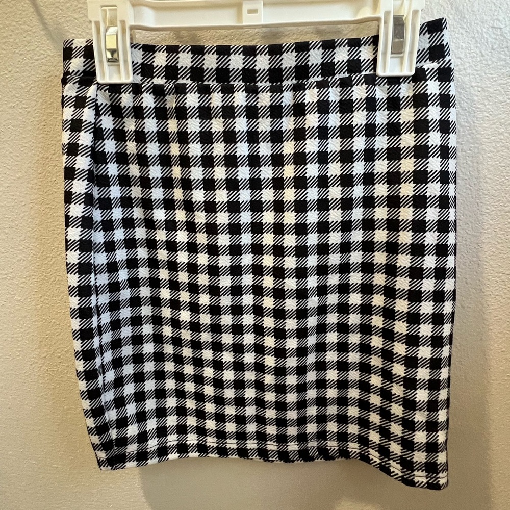 Shein black and white checkered skirt with slit on thigh size XS or US 2. - Picture 5 of 7